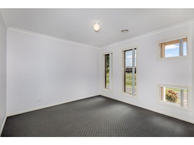 13 Koonawarra Terrace, Melton West VIC 3337