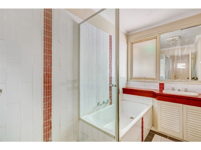 6 Michele Place, Melton West VIC 3337