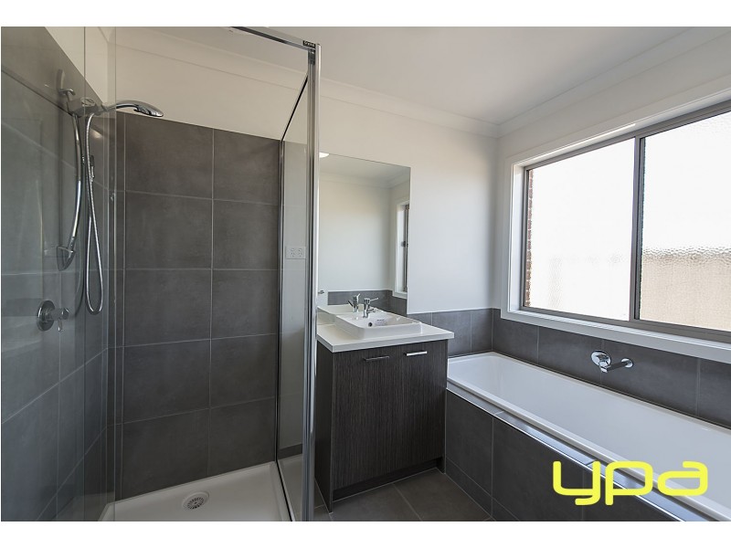 3 Jade Crescent, Melton South VIC 3338