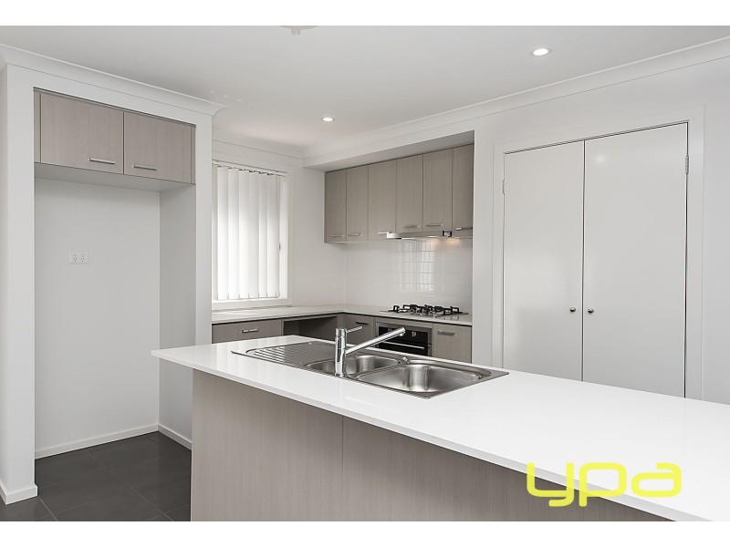 7 Jade Crescent, Melton South VIC 3338