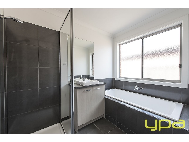 7 Jade Crescent, Melton South VIC 3338