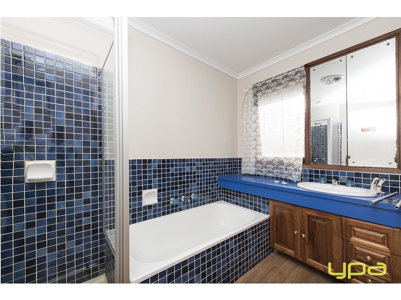 4 Grimwade Place, Melton West VIC 3337