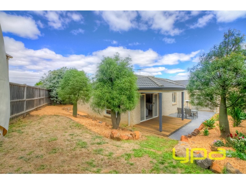 15 Koonawarra Terrace, Melton West VIC 3337