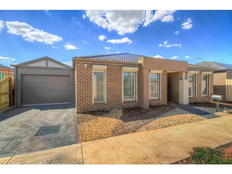 16  Forde Ave, Melton South VIC 3338