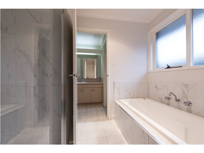 8 Watts Court, Melton West VIC 3337