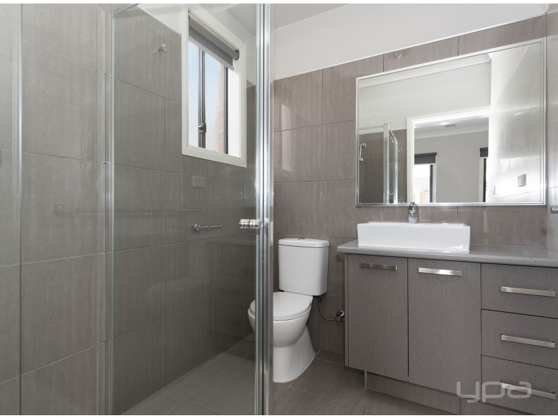 5 Maryburgh Road, Melton South VIC 3338