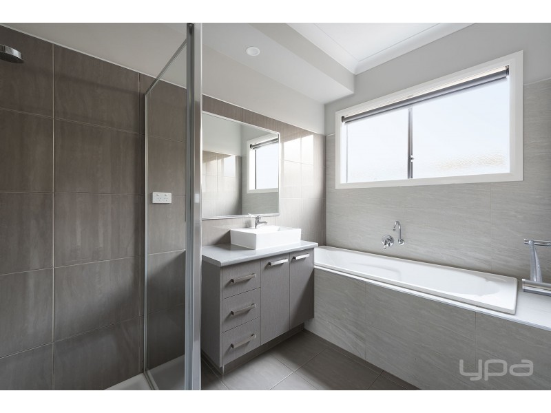 5 Maryburgh Road, Melton South VIC 3338