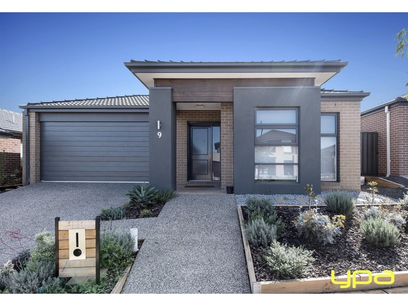 9 Crystal Road, Melton South VIC 3338