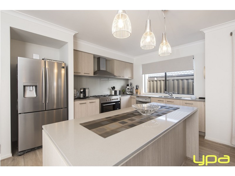 9 Crystal Road, Melton South VIC 3338