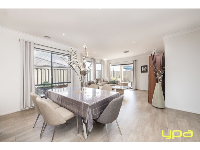 9 Crystal Road, Melton South VIC 3338