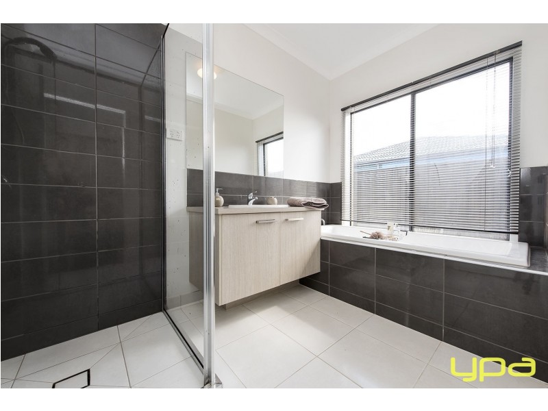 9 Crystal Road, Melton South VIC 3338