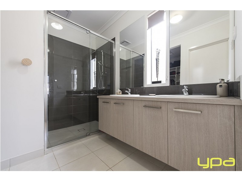 9 Crystal Road, Melton South VIC 3338