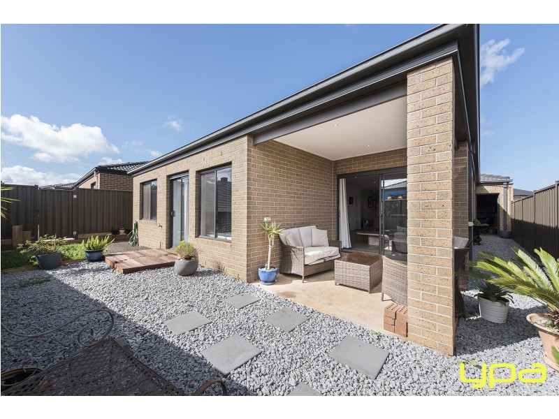 9 Crystal Road, Melton South VIC 3338