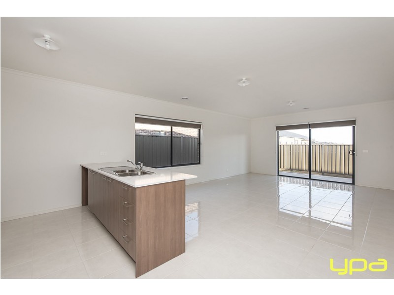 8 Fiona Road, Melton South VIC 3338