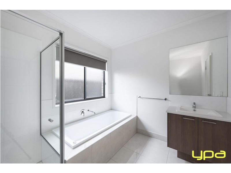 8 Fiona Road, Melton South VIC 3338