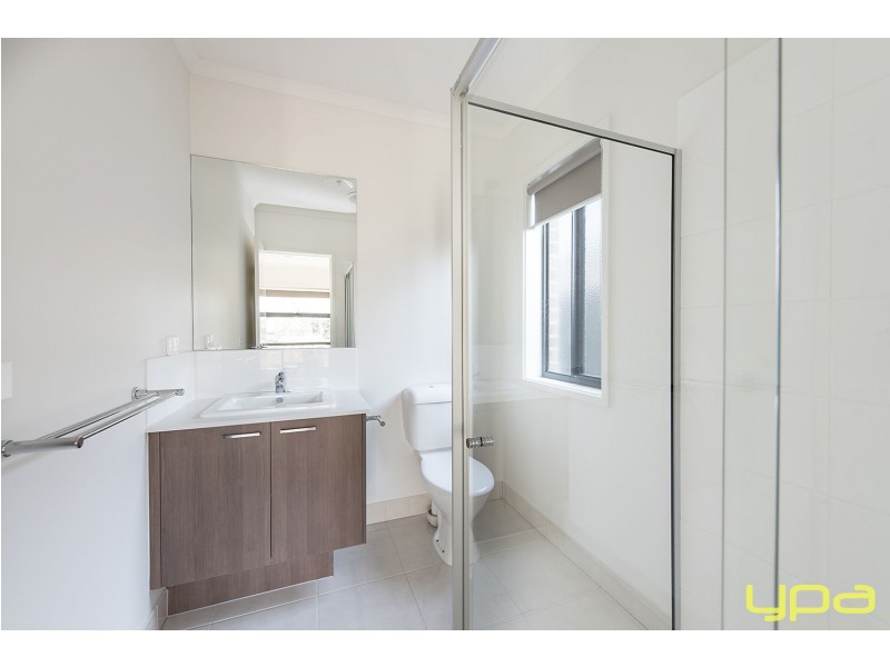 8 Fiona Road, Melton South VIC 3338