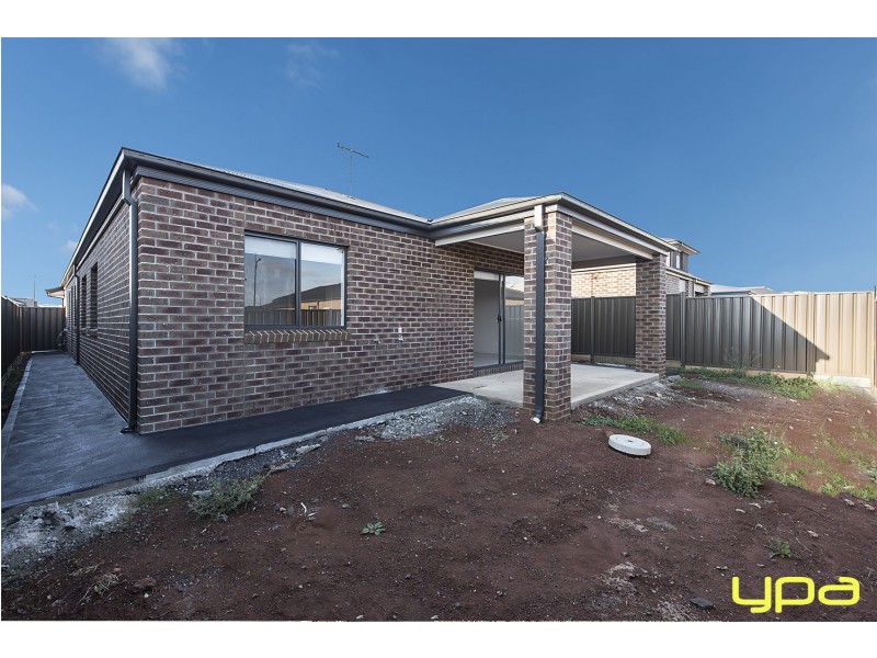 8 Fiona Road, Melton South VIC 3338