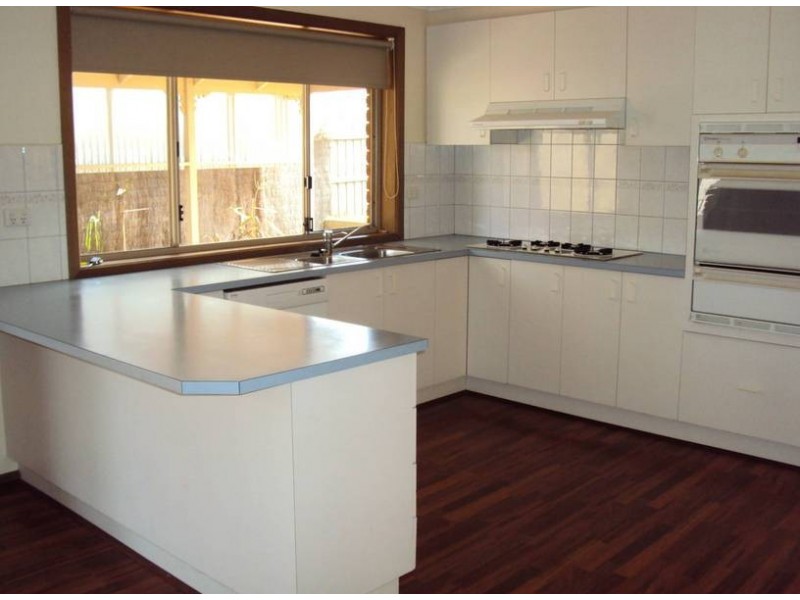 5 Evelyn Close, Melton West VIC 3337