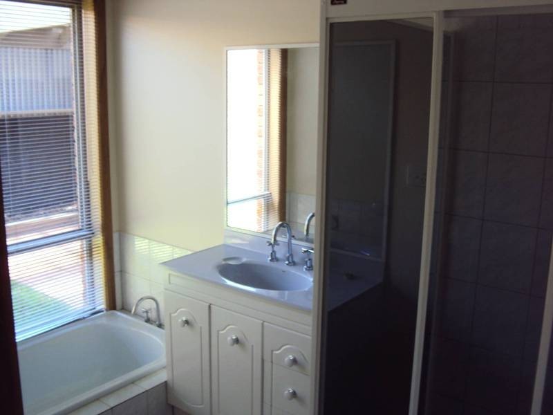 5 Evelyn Close, Melton West VIC 3337