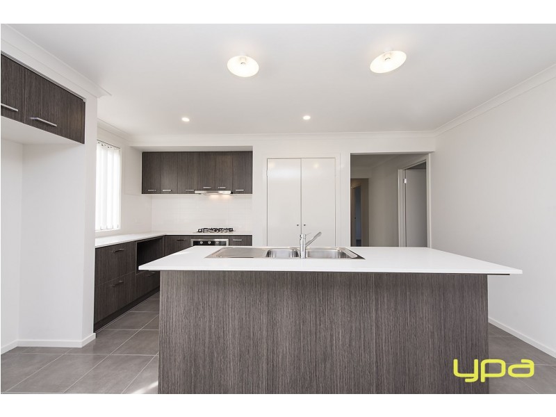 19 Alabaster Avenue, Melton South VIC 3338