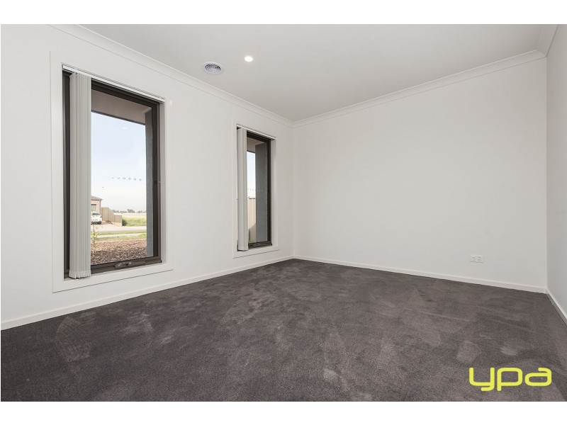 19 Alabaster Avenue, Melton South VIC 3338