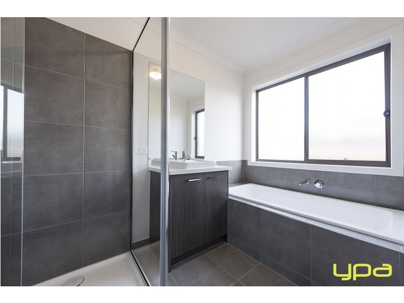 19 Alabaster Avenue, Melton South VIC 3338