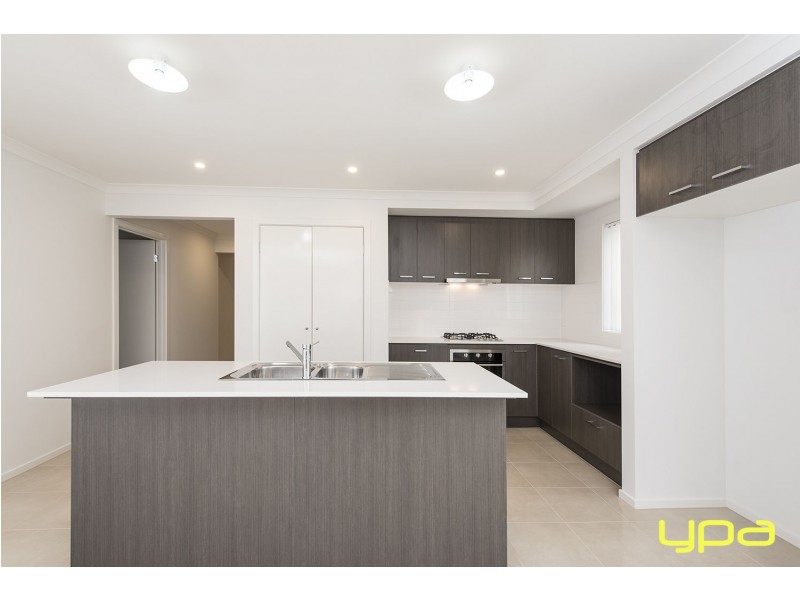 10 Maracana Circuit, Melton South VIC 3338