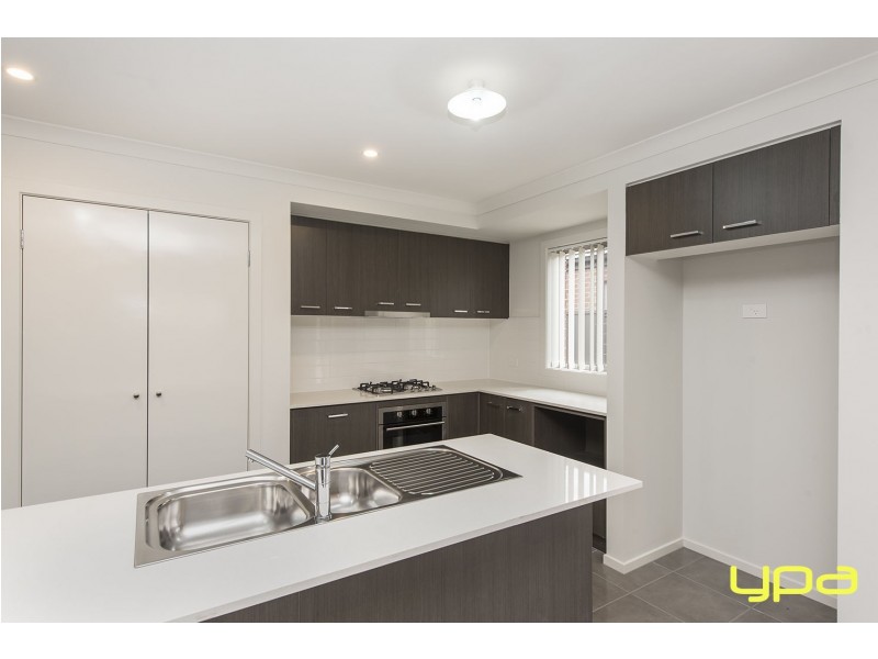 8 Maracana Circuit, Melton South VIC 3338