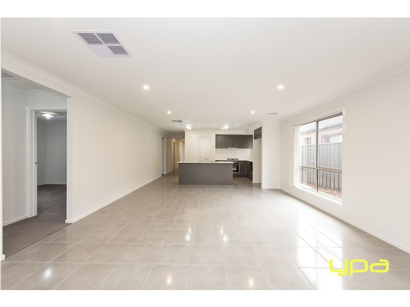 8 Maracana Circuit, Melton South VIC 3338