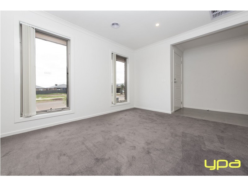 8 Maracana Circuit, Melton South VIC 3338