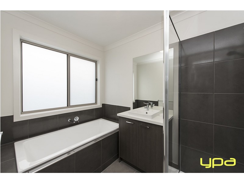 8 Maracana Circuit, Melton South VIC 3338