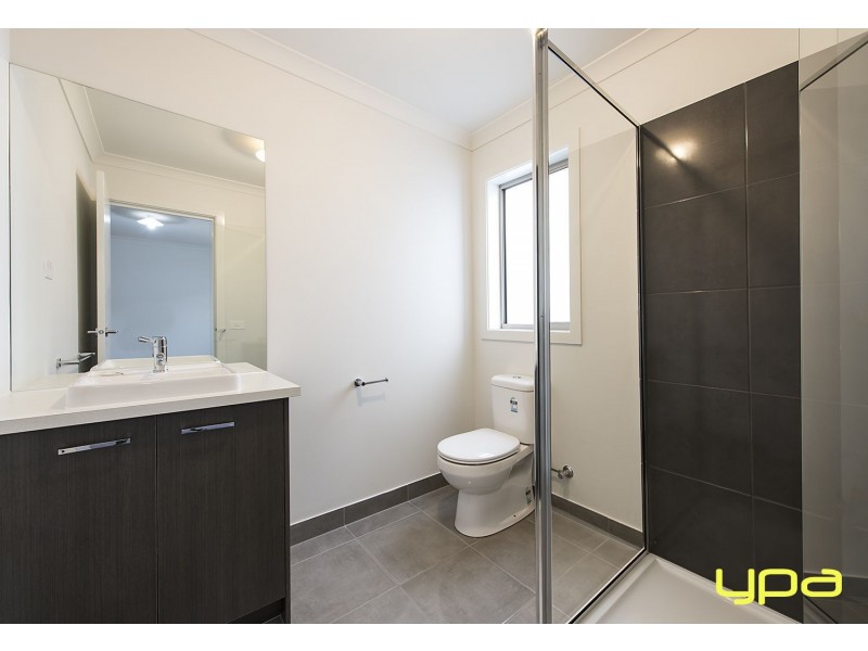 8 Maracana Circuit, Melton South VIC 3338