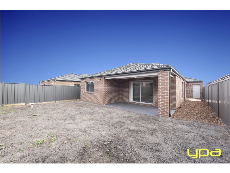 8 Maracana Circuit, Melton South VIC 3338
