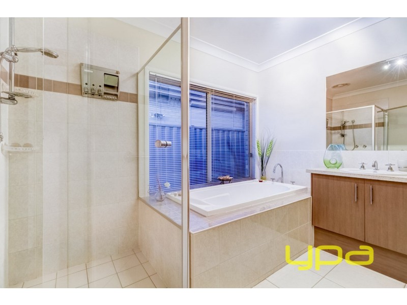 24 Carlyon Close, Melton West VIC 3337