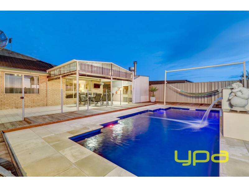 24 Carlyon Close, Melton West VIC 3337