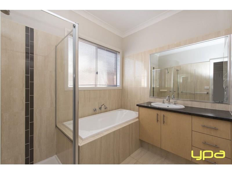 2/89 Black Dog Drive, Brookfield VIC 3338