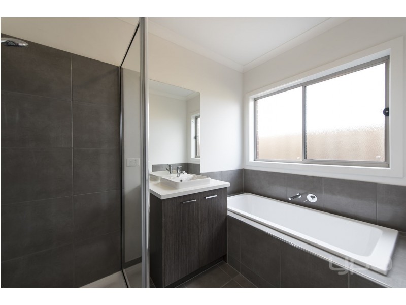 10 Scanlon Street, Rockbank VIC 3335