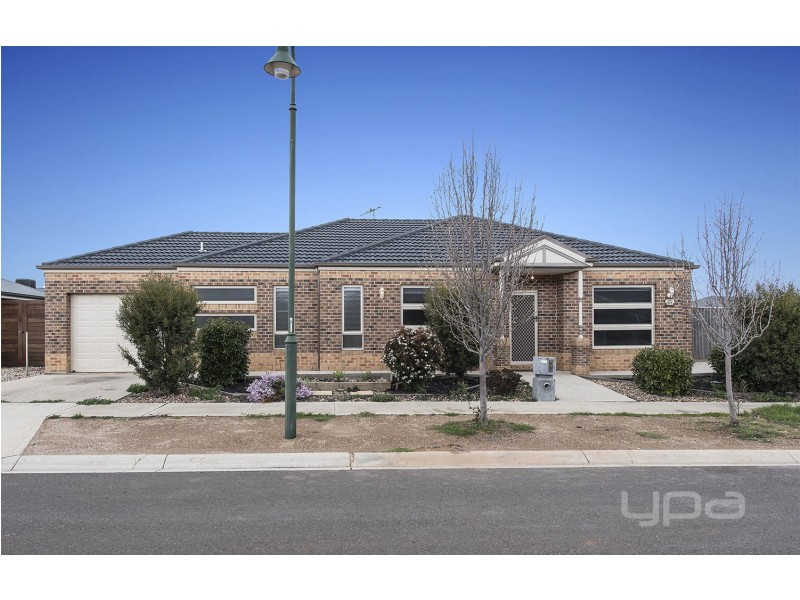 2/1 Willow Court, Melton West VIC 3337