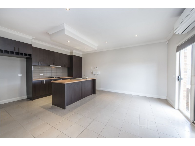 2/1 Willow Court, Melton West VIC 3337