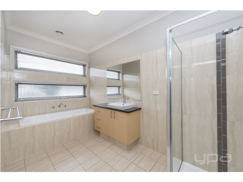 2/1 Willow Court, Melton West VIC 3337