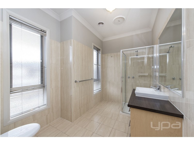 2/1 Willow Court, Melton West VIC 3337