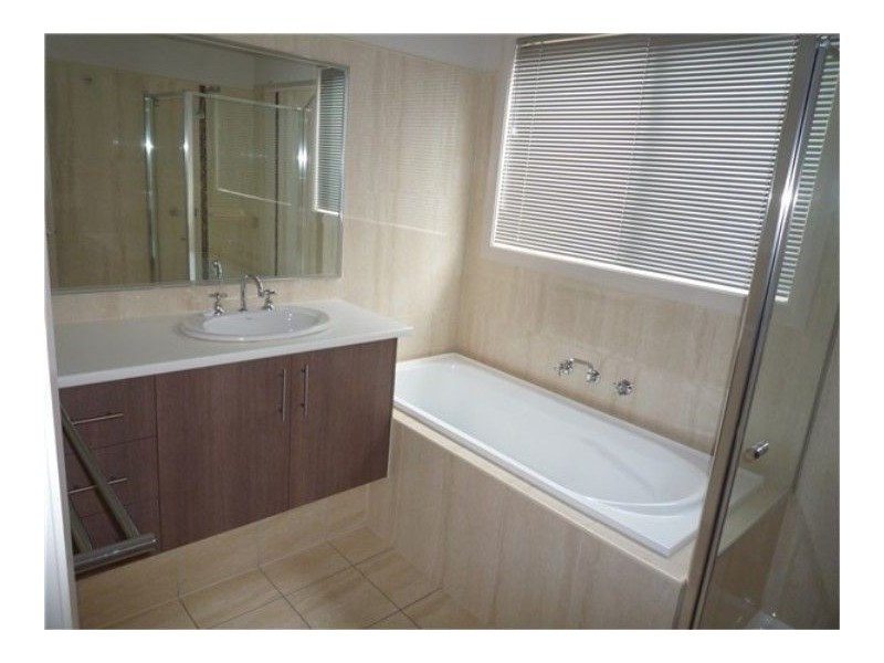 2/32 McBurnie Drive, Kurunjang VIC 3337