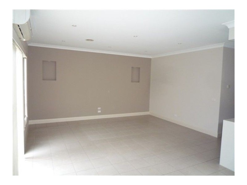 2/32 McBurnie Drive, Kurunjang VIC 3337