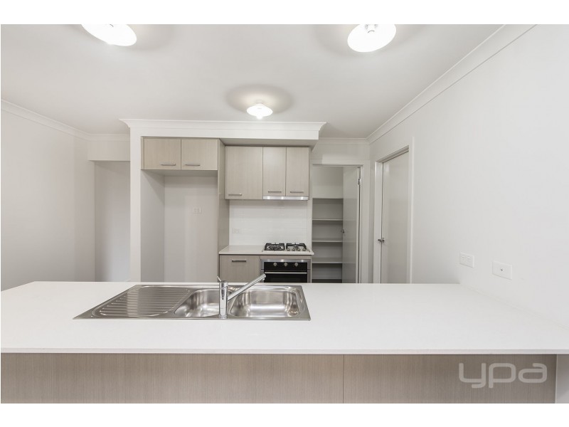 2 Jade Crescent, Melton South VIC 3338