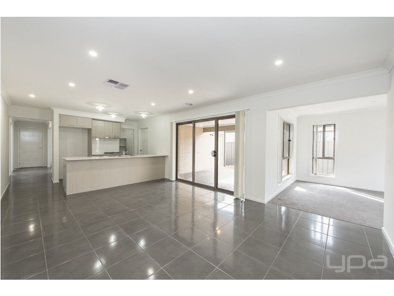 2 Jade Crescent, Melton South VIC 3338