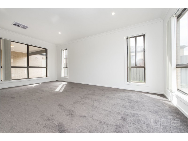 2 Jade Crescent, Melton South VIC 3338