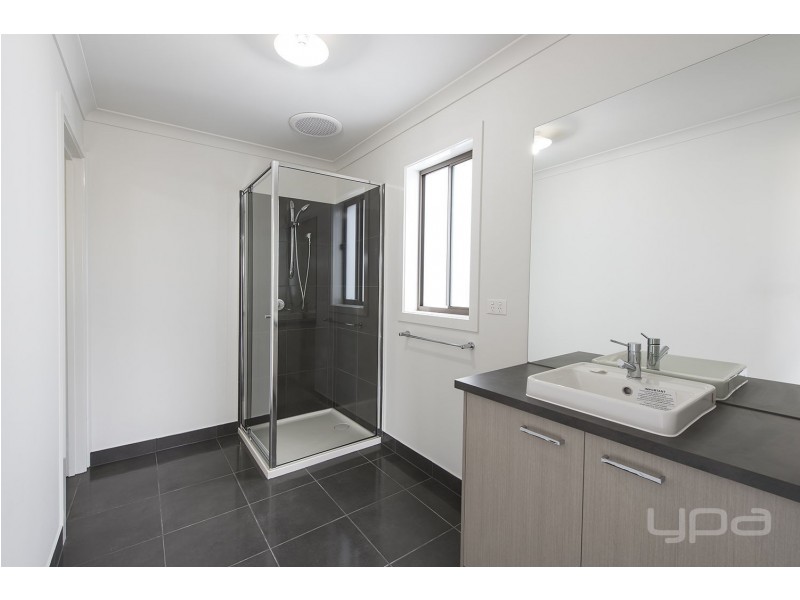 2 Jade Crescent, Melton South VIC 3338