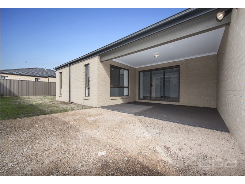 2 Jade Crescent, Melton South VIC 3338