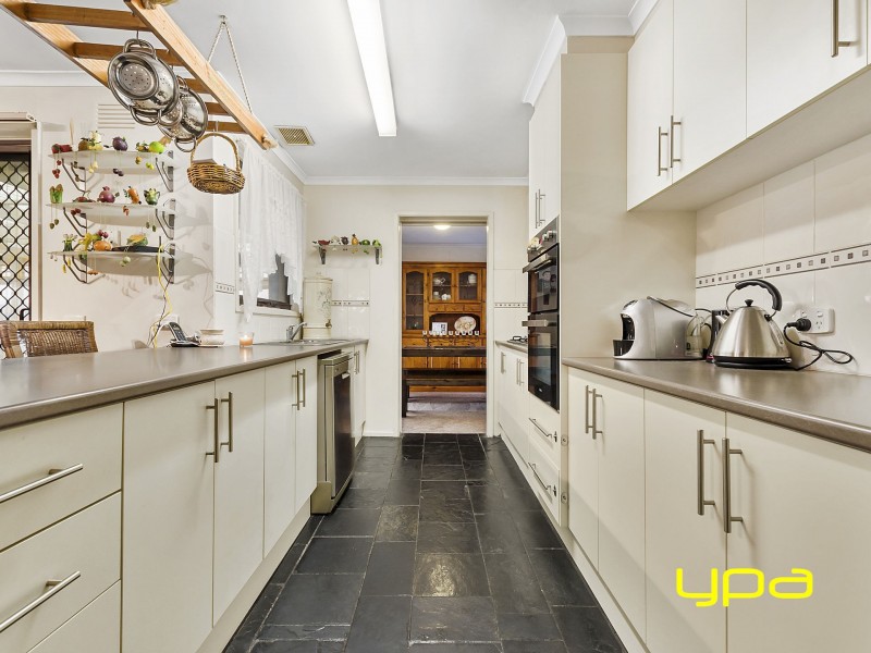 12 Bridgeford Crescent, Melton South VIC 3338