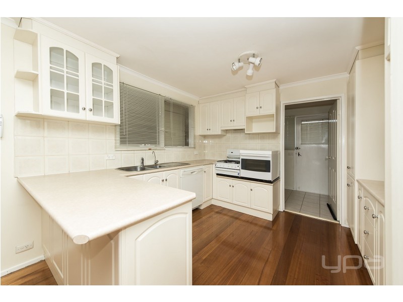 6 Grace Street, Melton South VIC 3338